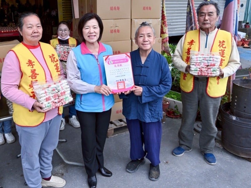 花蓮武當玄岳宮寒冬送暖 捐三百份麵條挹注吉安弱勢戶